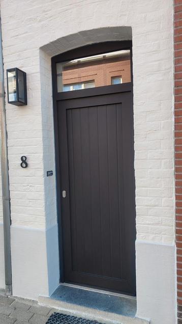 VOLLEDIG AFGEWERKTE TOTAALRENOVATIE IN DOODLOPENDE STRAAT! beschikbaar voor biedingen