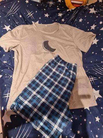 Splinternieuwe heren pyjama Maat XXL. 

Heb hem spijtig om 2 beschikbaar voor biedingen