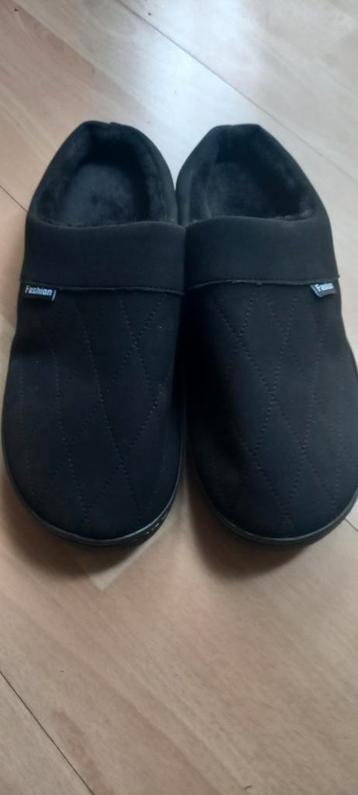 Nieuwe herenpantoffels Mt 40-41 beschikbaar voor biedingen