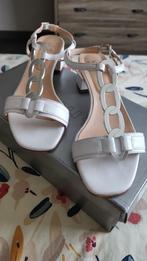 sandales cuir  blanc pt 37, Vêtements | Femmes, Chaussures, Comme neuf, Envoi, Blanc, Sandales et Mûles