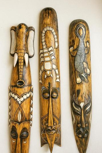 Drie grote maskers van tropisch hout beschikbaar voor biedingen