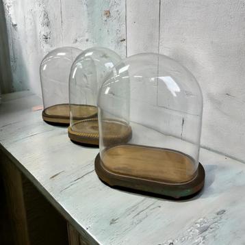 Cloche en verre vintage avec base en bois disponible aux enchères