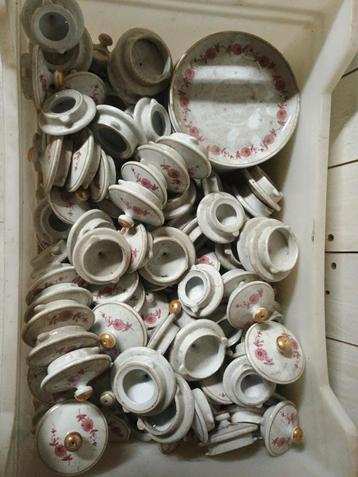 13 bordjes en enkel de dekseltjes de baudoure  beschikbaar voor biedingen