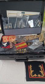 Militairia Volle koffer met materialen, kentekens enz., Verzamelen, Militaria | Tweede Wereldoorlog, Ophalen