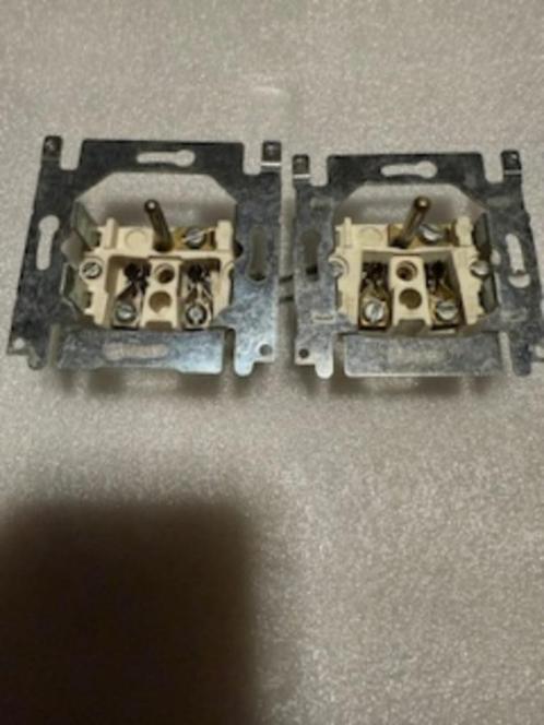 Stopcontact sokkels als nieuw aan 2.75€, Doe-het-zelf en Bouw, Elektriciteit en Kabels, Zo goed als nieuw, Stopcontact, Ophalen of Verzenden