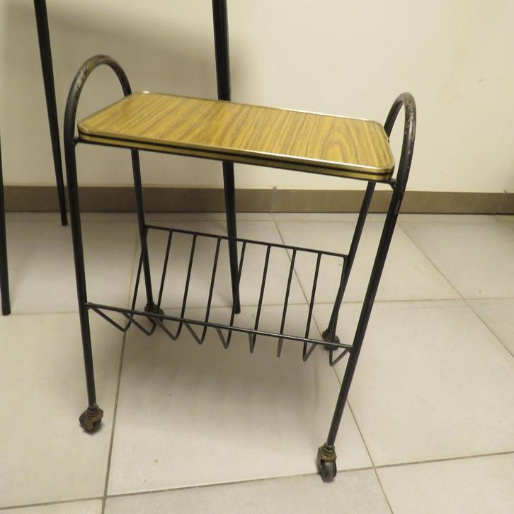 tafeltje krantenhouder wijnrekje formica metaal, Antiek en Kunst, Curiosa en Brocante, Ophalen of Verzenden