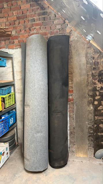 Grote zwarte rol molton scheurdoek en bordeaux doek beschikbaar voor biedingen