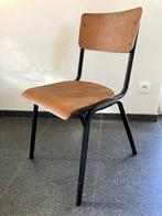 vier stapelbare, houten eetkamerstoelen, Huis en Inrichting, Ophalen, Bruin, Vintage, Zo goed als nieuw