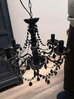 Lustre avec breloques.