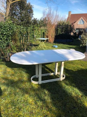 Witte ovalen tafel (uitschuifbaar)
