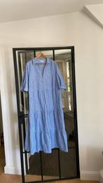 Mooi fris lang kleed merk xandres maat 48 blauw/wit, Kleding | Dames, Grote Maten, Ophalen, Zo goed als nieuw, Blauw