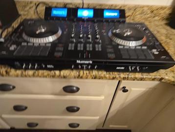 Digitale DJ-controller Numark NS7III beschikbaar voor biedingen