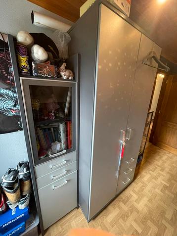 Kleerkasten + bureau te koop beschikbaar voor biedingen