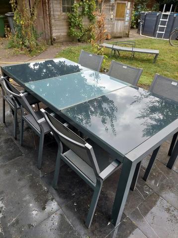 Tuintafel met 6 stoelen en ligbed beschikbaar voor biedingen