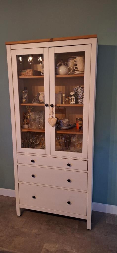 HEMNESVitrinekast met 3 lades, wit gebeitst/lichtbruin, 90x1, Huis en Inrichting, Kasten | Vitrinekasten, Ophalen