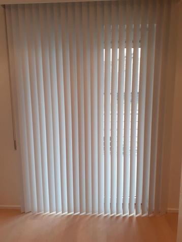 Verticale lamellen in wit kunststof (voor 3 ramen) beschikbaar voor biedingen
