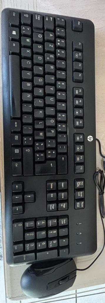 Zie foto computertoetsenbord en muis beschikbaar voor biedingen