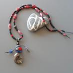 Rode en zwarte ketting met hanger van glas en ammoniet, Handtassen en Accessoires, Kettingen, Met hanger, Nieuw, Ophalen of Verzenden