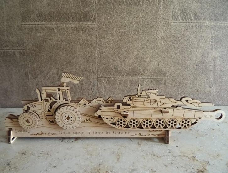 Oekraïense tractor sleept Russische tank, Brave UA Guears, Verzamelen, Militaria | Algemeen, Landmacht, Overige typen, Ophalen of Verzenden