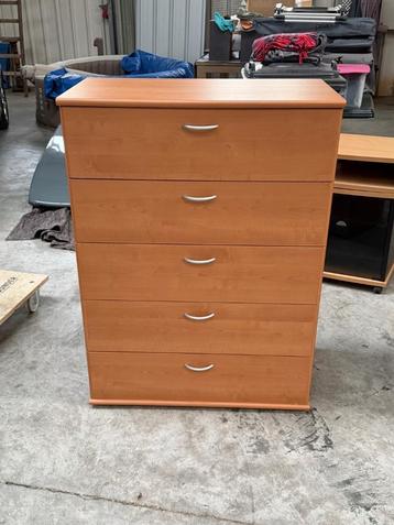 ladenkast beschikbaar voor biedingen