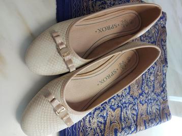 jolie pompe à coin, Enlèvement ou Envoi, Beige, Escarpins, Comme neuf