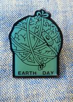 Pin Earth Day jaren ’90. Vintage., Enlèvement ou Envoi, Neuf, Autres sujets/thèmes, Insigne ou Pin's