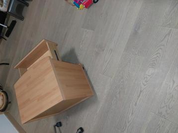 2 nachtkastjes zeer goede staat. beschikbaar voor biedingen