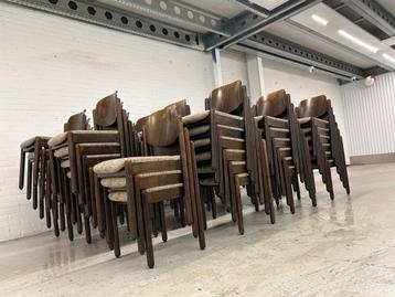 Partij 69 x vintage houten stapelstoelen beschikbaar voor biedingen