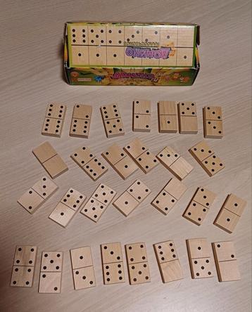 Domino en bois  disponible aux enchères