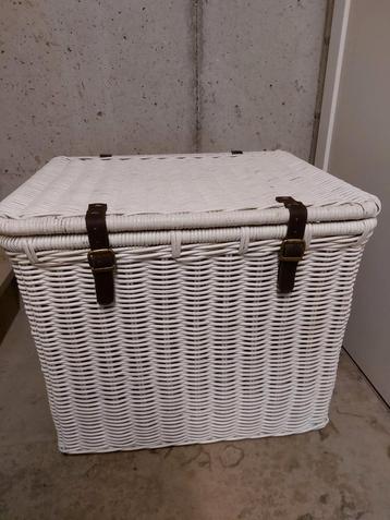 Witte rieten rotan koffer met lederen gespen beschikbaar voor biedingen