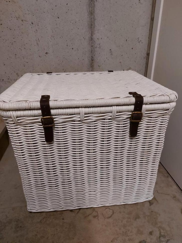 Witte rieten rotan koffer met lederen gespen, Huis en Inrichting, Woonaccessoires | Kisten, Zo goed als nieuw, Ophalen
