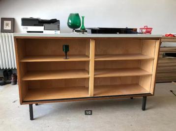 vintage boekenkast beschikbaar voor biedingen