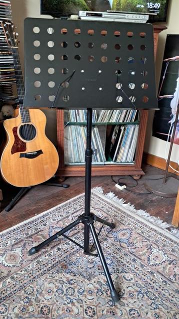 Muziekstandaard voor bladmuziek beschikbaar voor biedingen