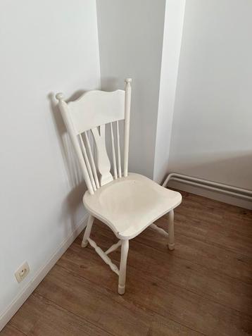 Vintage witte stoel beschikbaar voor biedingen