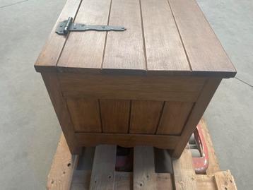 Prachtige houten koffer beschikbaar voor biedingen