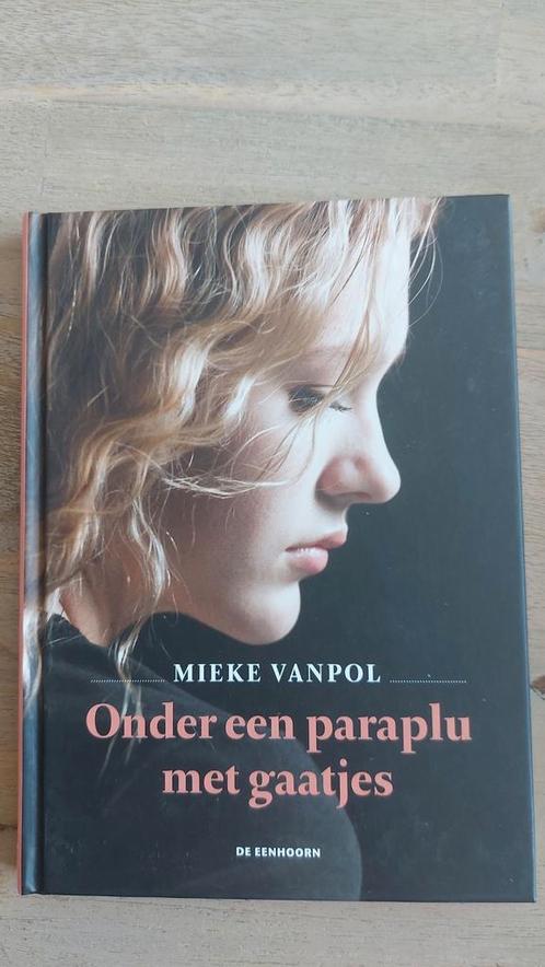 Mieke Vanpol - Onder een paraplu met gaatjes, Boeken, Kinderboeken | Jeugd | 10 tot 12 jaar, Nieuw, Ophalen of Verzenden