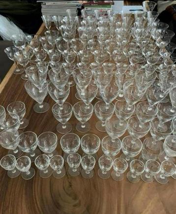 Vintage wijnglazen set voor 34 personen beschikbaar voor biedingen