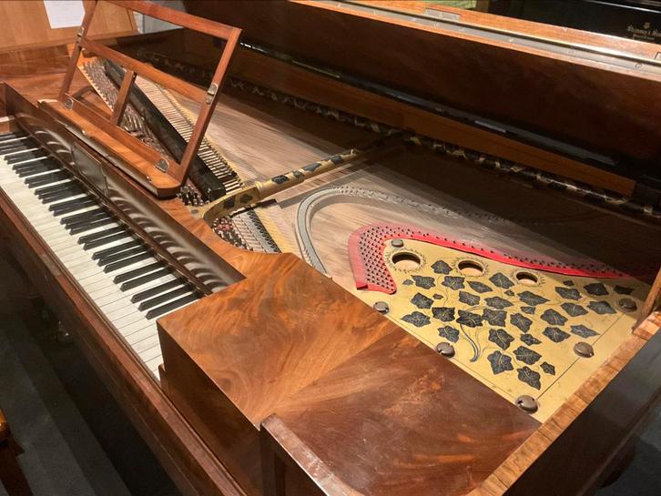 Tafelpiano, Muziek en Instrumenten, Piano's, Zo goed als nieuw, Overige typen, Bruin, Ophalen of Verzenden