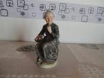 Statue 55 - Vieille dame assise avec une corbeille, Ophalen