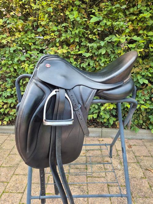 Selle Kieffer Paris Exclusiv 17, Animaux & Accessoires, Chevaux & Poneys | Brides & Harnachement, Utilisé, Dressage, Enlèvement ou Envoi