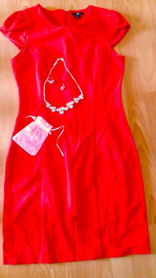Classy jurk + juwelensetje, Kleding | Dames, Jurken, Zo goed als nieuw, Maat 38/40 (M), Rood, Knielengte, Verzenden