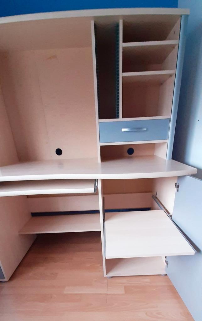 Krea/degelijke bureau///GRATIS///MOET WEG///, Huis en Inrichting, Kasten | Computermeubels, Gebruikt, Ophalen