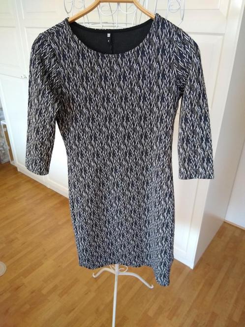S(36) rekbare dikke stof, perfecte staat, Kleding | Dames, Jurken, Zo goed als nieuw, Maat 36 (S), Overige kleuren, Knielengte