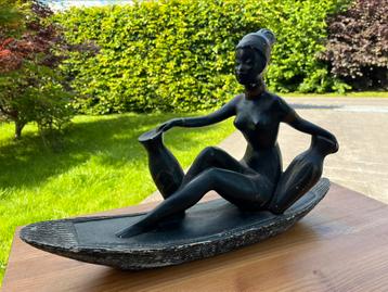 Statue en plâtre femme africaine sur bateau