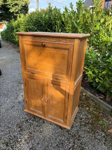 Houten kast beschikbaar voor biedingen
