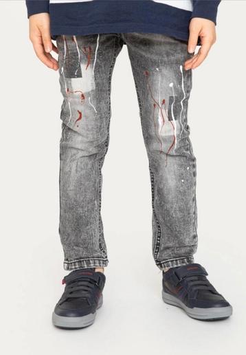 Jean gris avec taches et motif délavé
Boomkids de 4 à  14ans beschikbaar voor biedingen