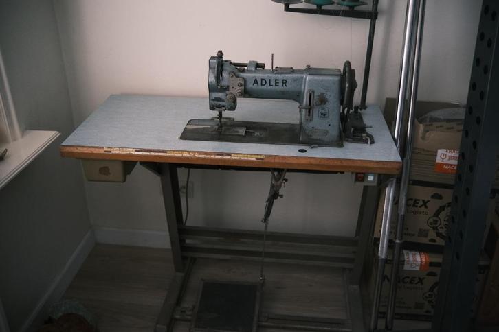 Adler 67-73 Industriele naaimachine - 3 weg transport, Hobby en Vrije tijd, Naaimachines en Toebehoren, Gebruikt, Naaimachine