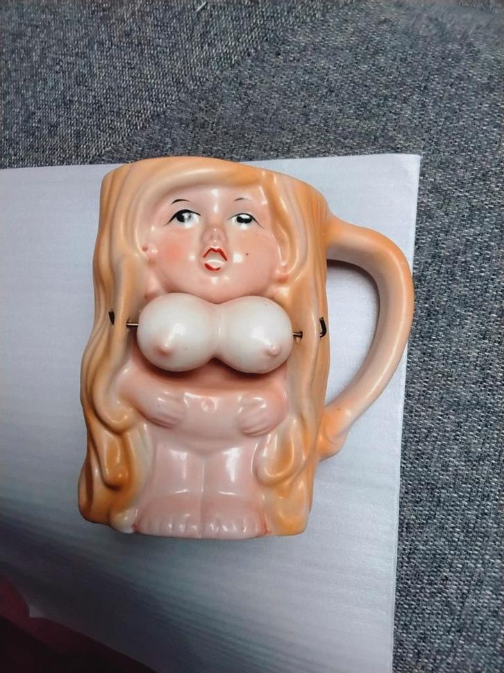 Vintage novelty "boob"mok keramiek uit jaren ’70 (kadotip), Antiek en Kunst, Antiek | Keramiek en Aardewerk, Ophalen of Verzenden