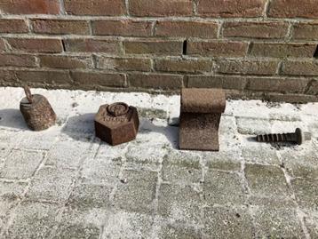 Aambeeld, gewichten en andere decoratieve stalen voorwerpen beschikbaar voor biedingen