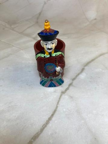 Figurine en résine d'un empereur de la dynastie Qing beschikbaar voor biedingen